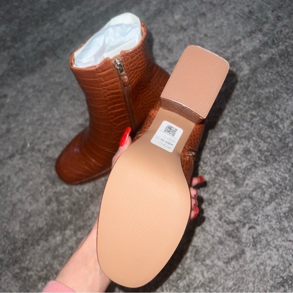 NEW BROWN PLATFORM CROC ANKLE BOOTS - Picture 5 of 5